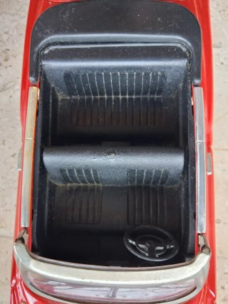 Modellino auto rossa