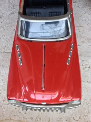 Modellino auto rossa