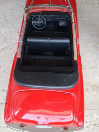 Modellino auto rossa