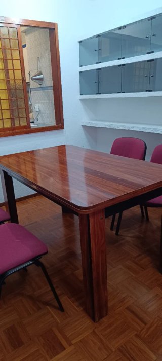 Mesa de comedor con 4 sillas