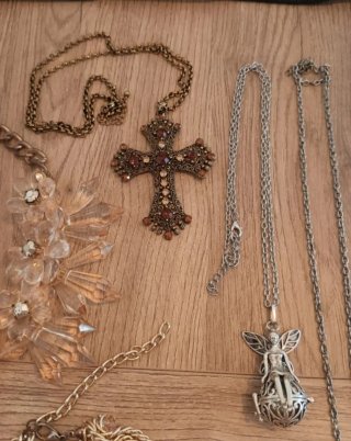 Lote 10 collares bisutería oro y rojo