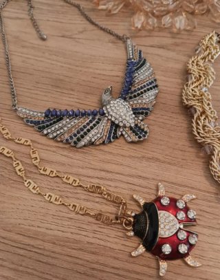 Lote 10 collares bisutería oro y rojo
