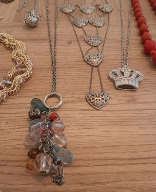 Lote 10 collares bisutería oro y rojo