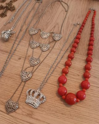 Lote 10 collares bisutería oro y rojo