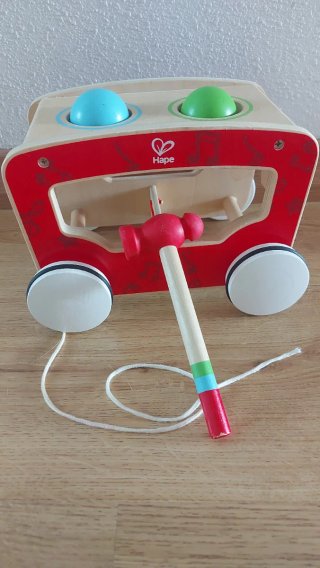 Coche de arrastre Hape con martillo