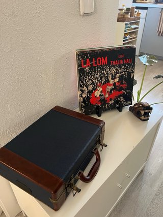 Giradischi da viaggio in valigia blu Salvador Bachiller