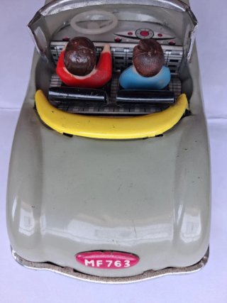 Modellino auto d'epoca con 2 passeggeri