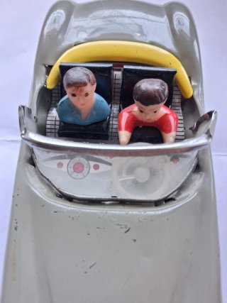 Modellino auto d'epoca con 2 passeggeri