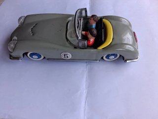 Modellino auto d'epoca con 2 passeggeri