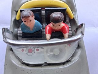 Modellino auto d'epoca con 2 passeggeri