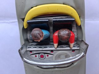 Modellino auto d'epoca con 2 passeggeri