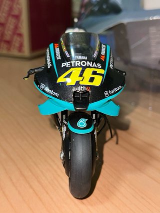 Moto 1:12 Yamaha Petronas Rossi