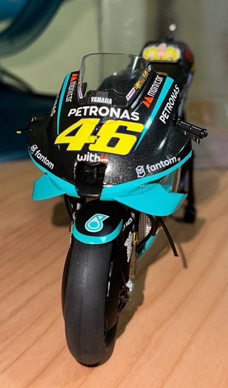 Moto 1:12 Yamaha Petronas Rossi