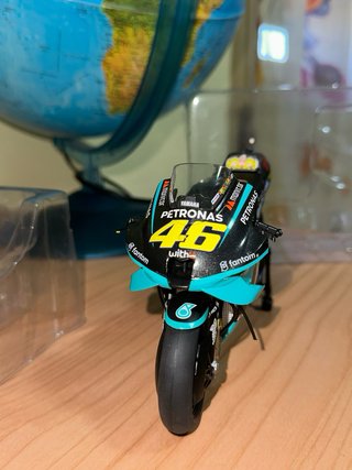 Moto 1:12 Yamaha Petronas Rossi