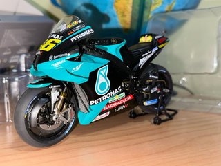 Moto 1:12 Yamaha Petronas Rossi