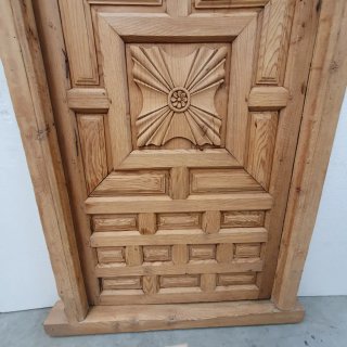 Puerta Principal de Convento en Madera Pino.