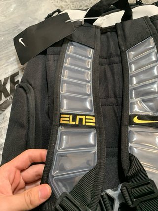 Mochila Nike Elite Negra y Dorada
