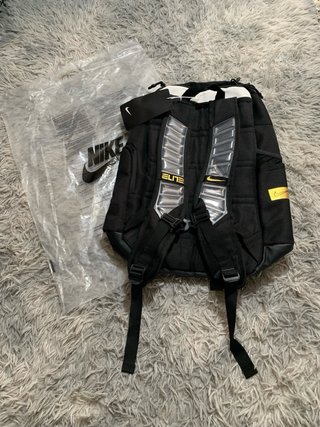Mochila Nike Elite Negra y Dorada
