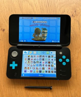 Nuovo Nintendo 2DS XL Nero e Blu + Scheda SD
