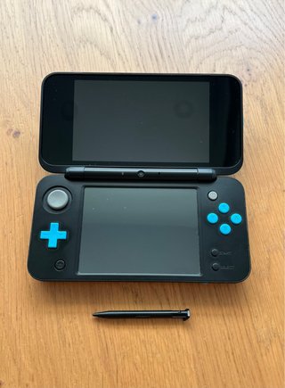 Nuovo Nintendo 2DS XL Nero e Blu + Scheda SD