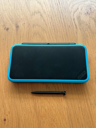 Nuovo Nintendo 2DS XL Nero e Blu + Scheda SD