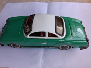 Modellino auto verde e bianco