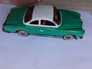 Modellino auto verde e bianco