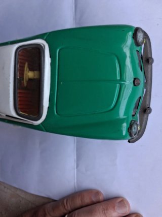 Modellino auto verde e bianco