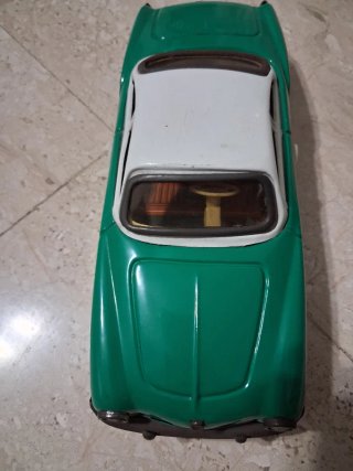 Modellino auto verde e bianco