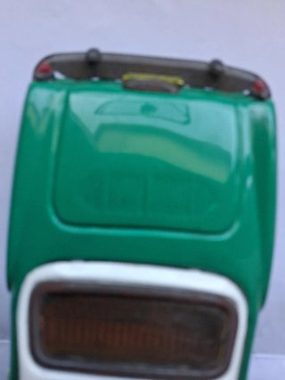 Modellino auto verde e bianco