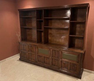 Estantería de madera y piel