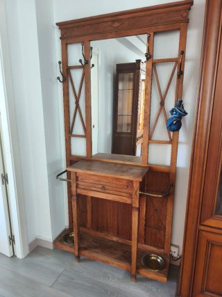Recibidor de madera con espejo y ganchos