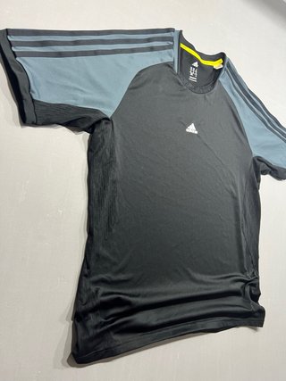 Camiseta Adidas Negra y Gris