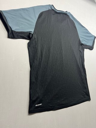 Camiseta Adidas Negra y Gris