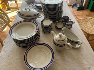 Vajilla JUGER cerámica blanca y azul