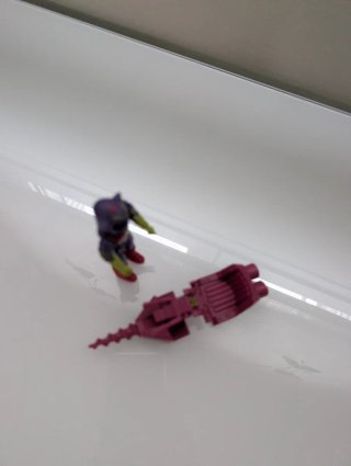 Saurius variante cara morada. Madelman 2050