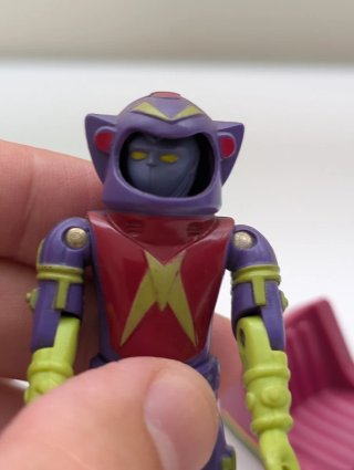 Saurius variante cara morada. Madelman 2050