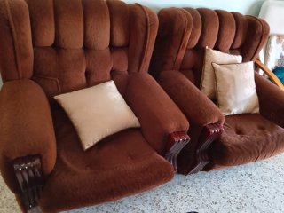 Par de sillones de tela y madera