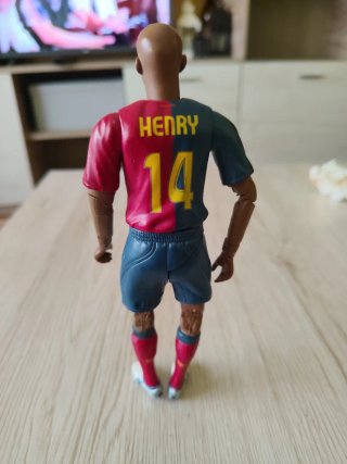 Figuras articuladas de Messi y Henry.