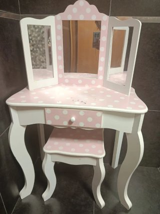 Tocador infantil rosa con espejo