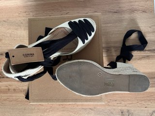 Espardeñas - Alpargatas CORINA beige y negras