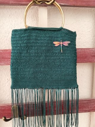 Bolso de mano artesanal tejido a crochet.