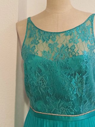 Vestido de fiesta verde azulado con encaje