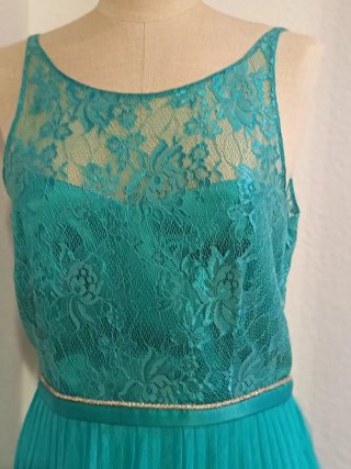Vestido de fiesta verde azulado con encaje