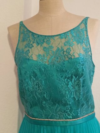 Vestido de fiesta verde azulado con encaje