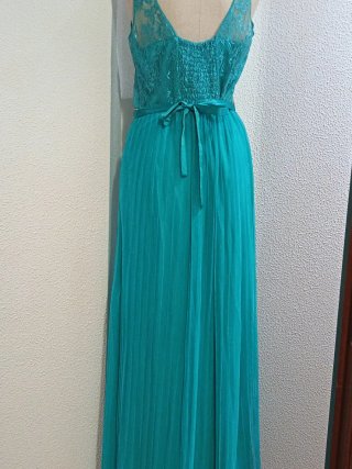 Vestido de fiesta verde azulado con encaje