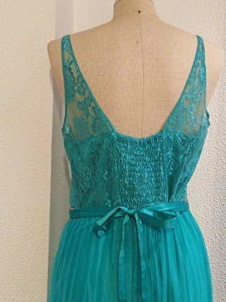 Vestido de fiesta verde azulado con encaje