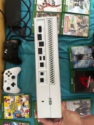Xbox One Blanca con 2 mandos y juegos