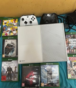 Xbox One Blanca con 2 mandos y juegos