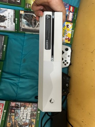 Xbox One Blanca con 2 mandos y juegos